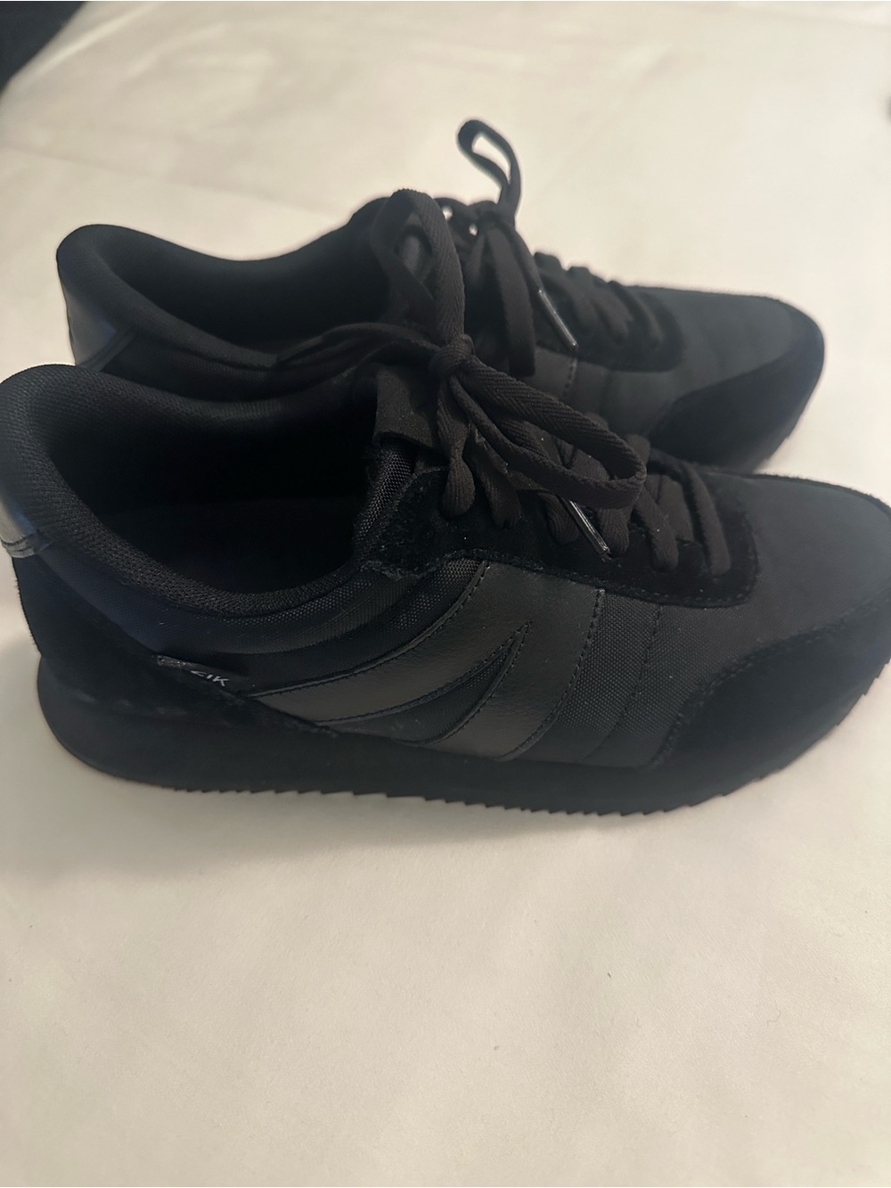 Kizik Blackout Milan Sneakers Men's 5 Women's 6.5 worn once